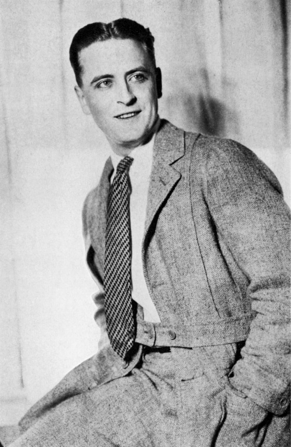 "Il signor Scott Fitzgerald merita una bella scossa. Il grande Gatsby è una storia assurda, sia considerata come romanzo, melodramma, o mera registrazione di New York" – L.P. Hartley, The Saturday Review, 1925