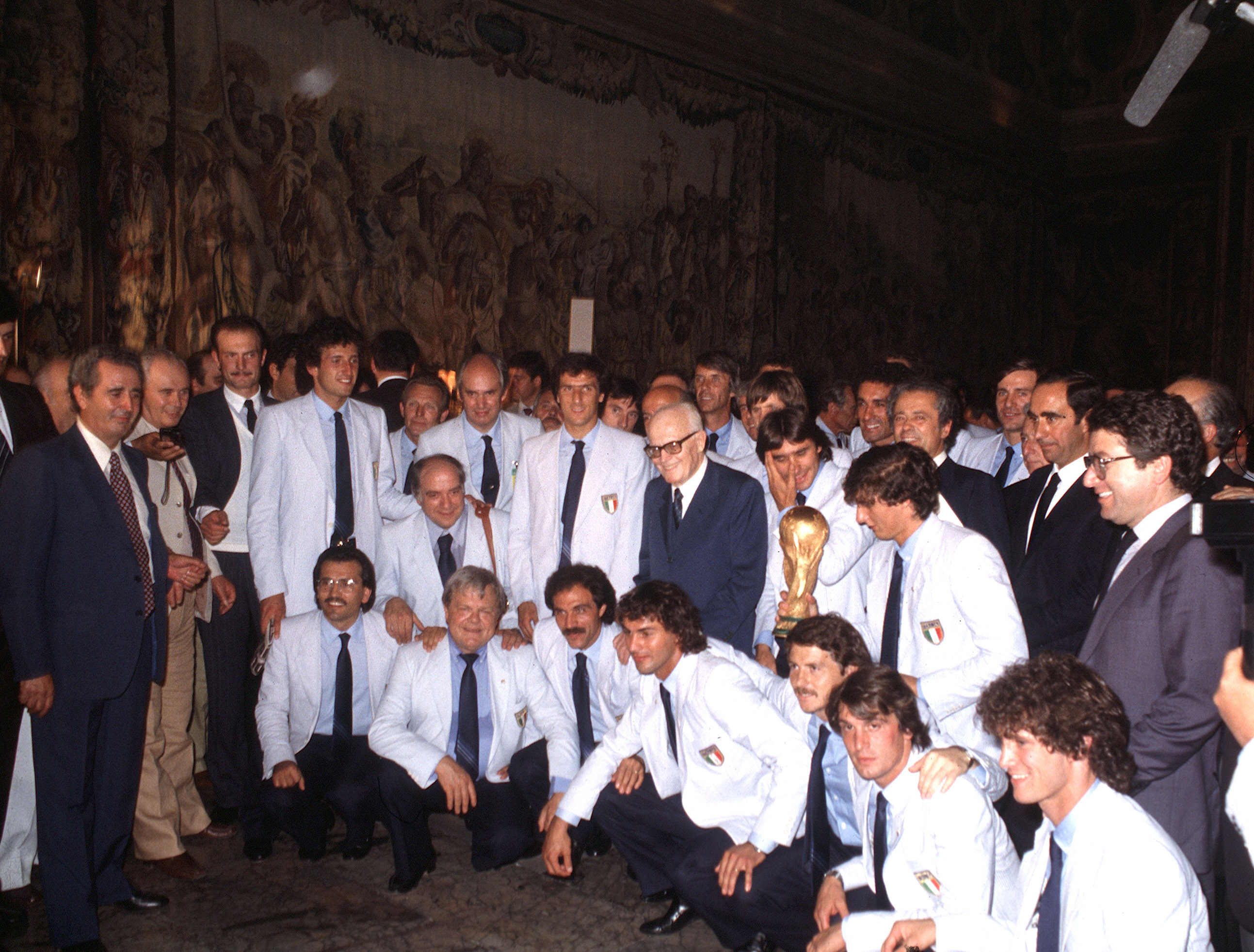 Luglio 1982: una foto ricordo insieme alla nazionale italiana di calcio dopo la vittoria della Coppa del mondo in Spagna. Pertini segue la finale in tribuna a Madrid
