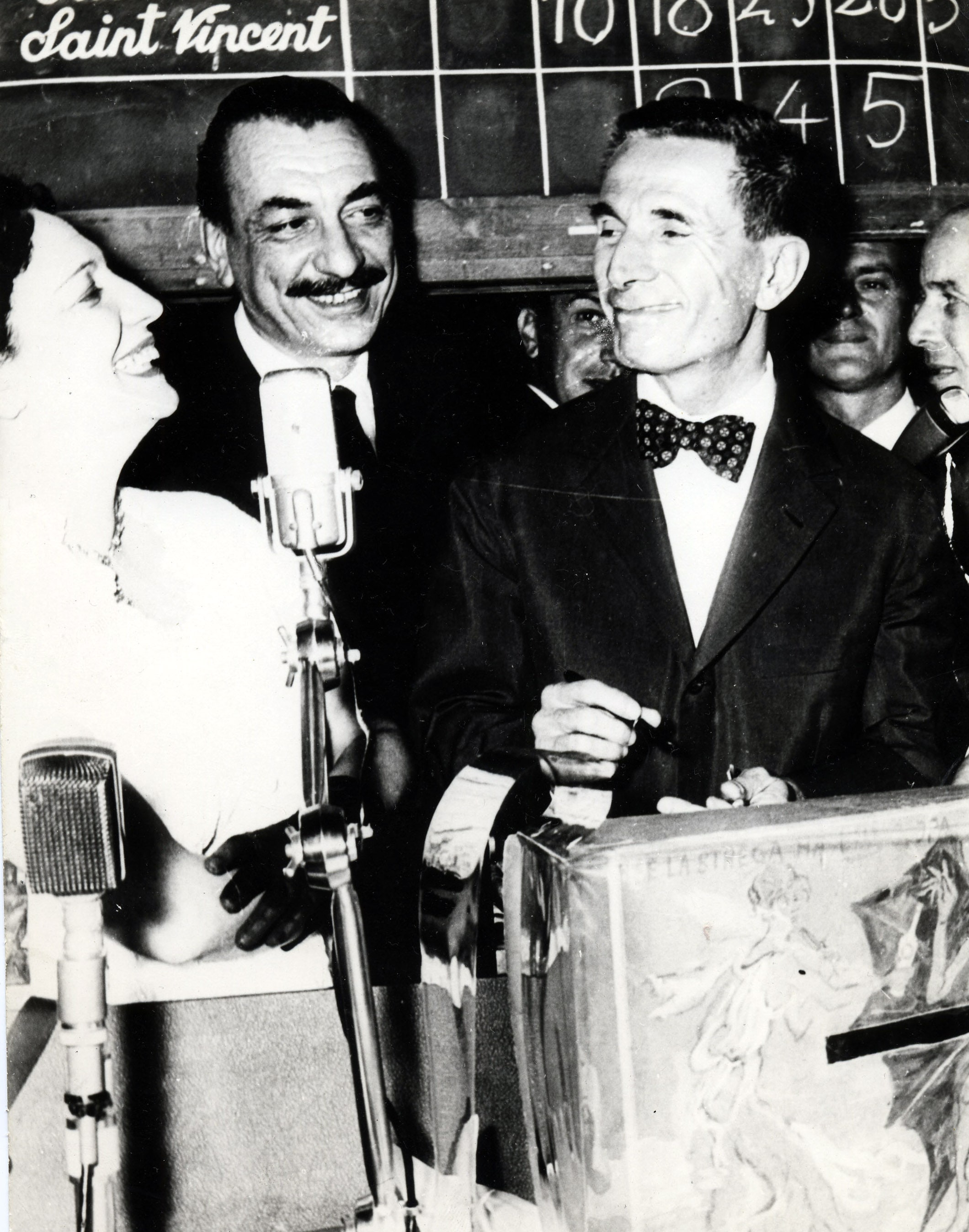 Maria Bellonci e Dino Buzzati, vincitore Premio Strega 1958 con il libro Sessanta racconti