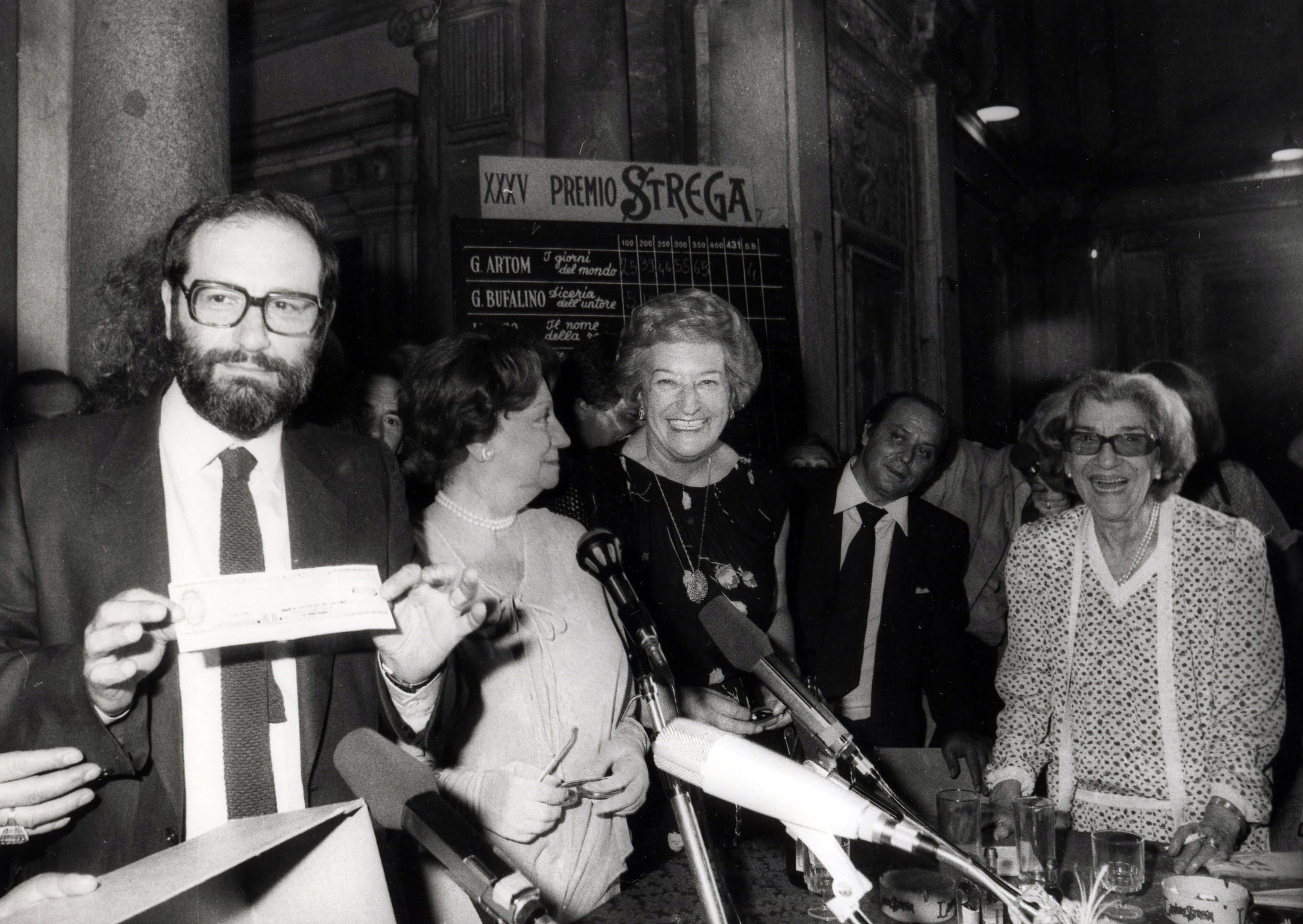 Umberto Eco, vincitore Premio Strega 1981 con il libro Il nome della rosa, con Maria Bellonci e Maria Luisa Spaziani