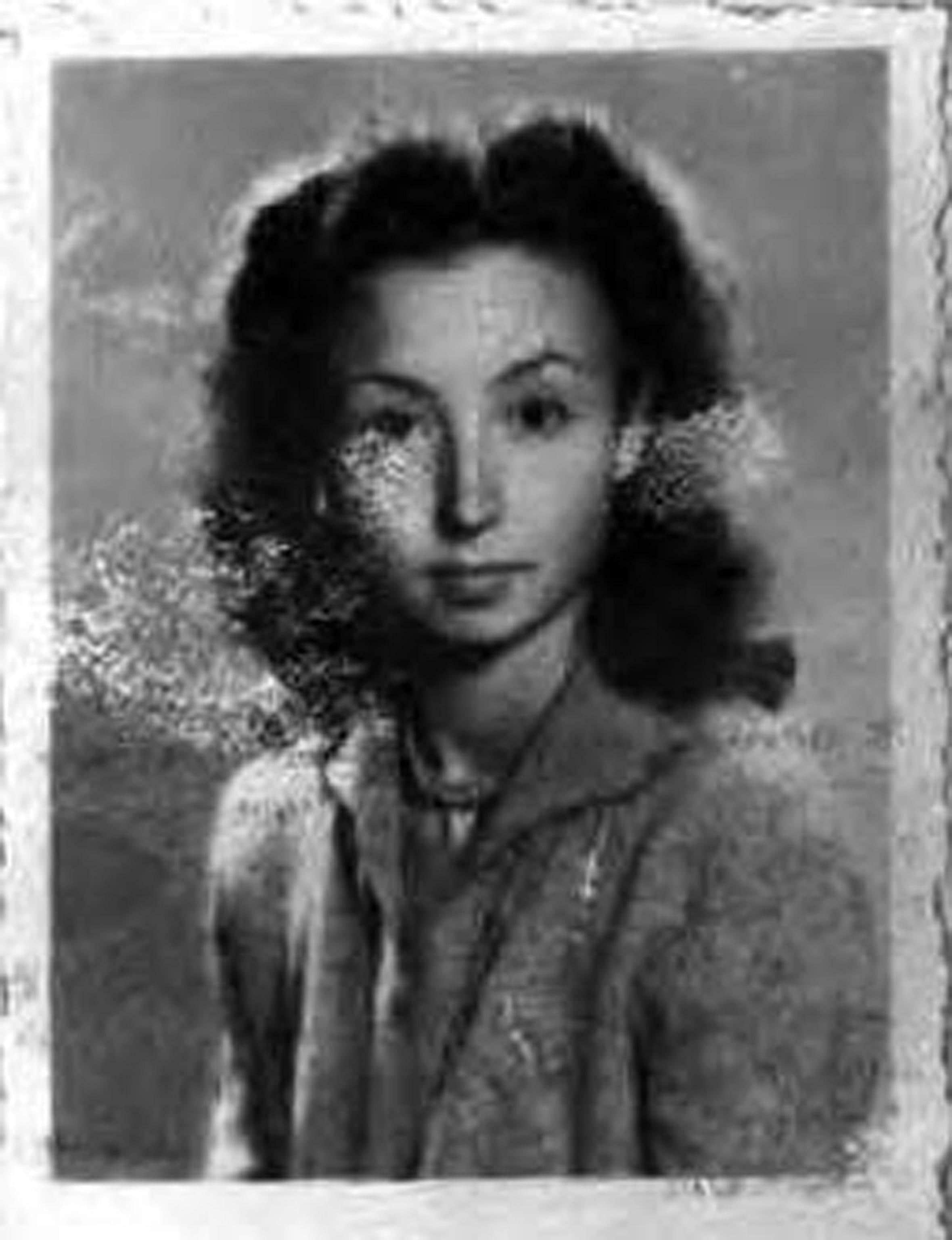 Oriana Fallaci nella foto del suo libretto universitario