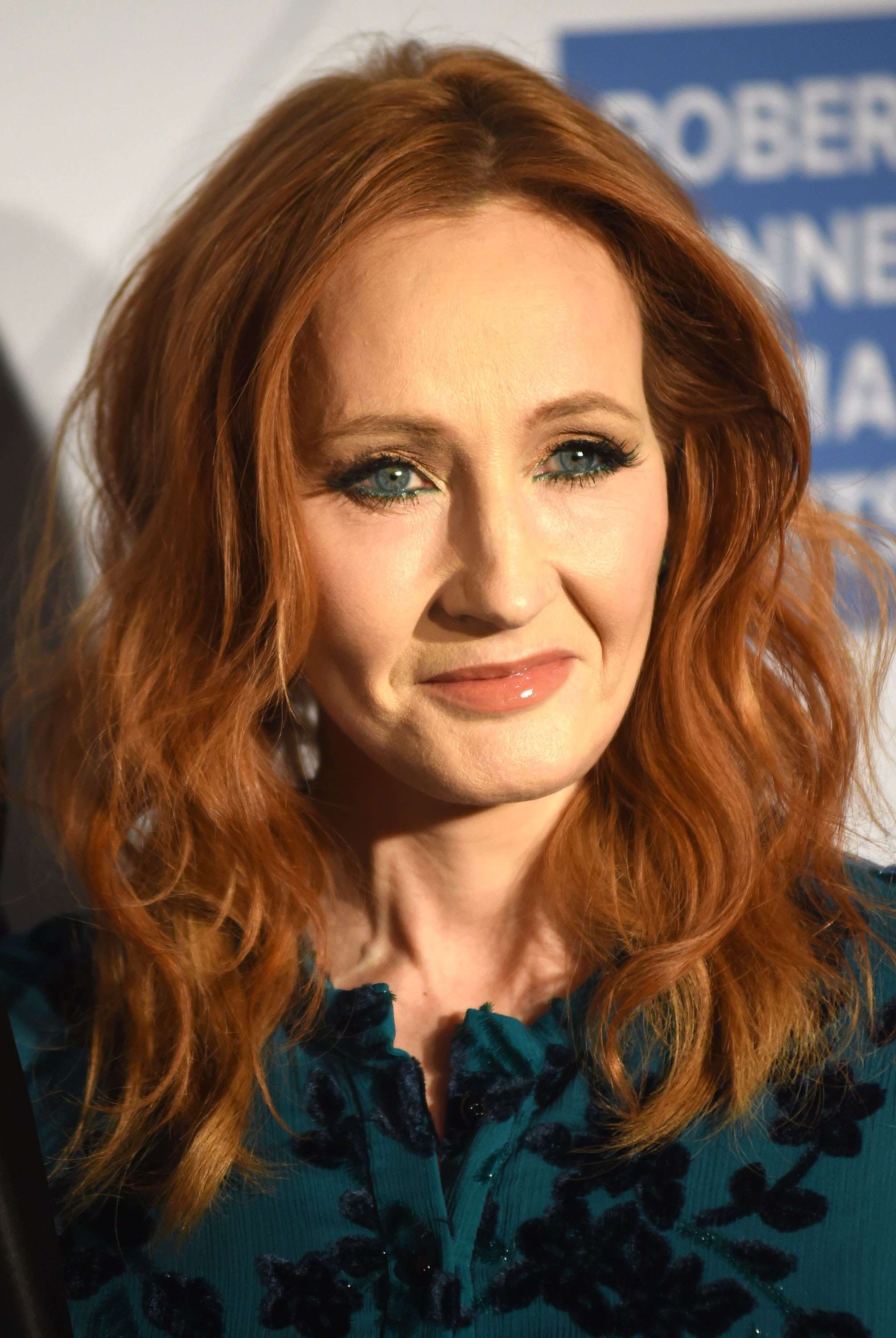 J.K. Rowling, al momento di pubblicare il primo libro di Harry Potter, su richiesta dell'editore accetto di firmarsi con le iniziali anziché col suo nome vero: Joanne Rowling, proprio per far credere di essere un uomo e avere maggiori possibilità di vendita
